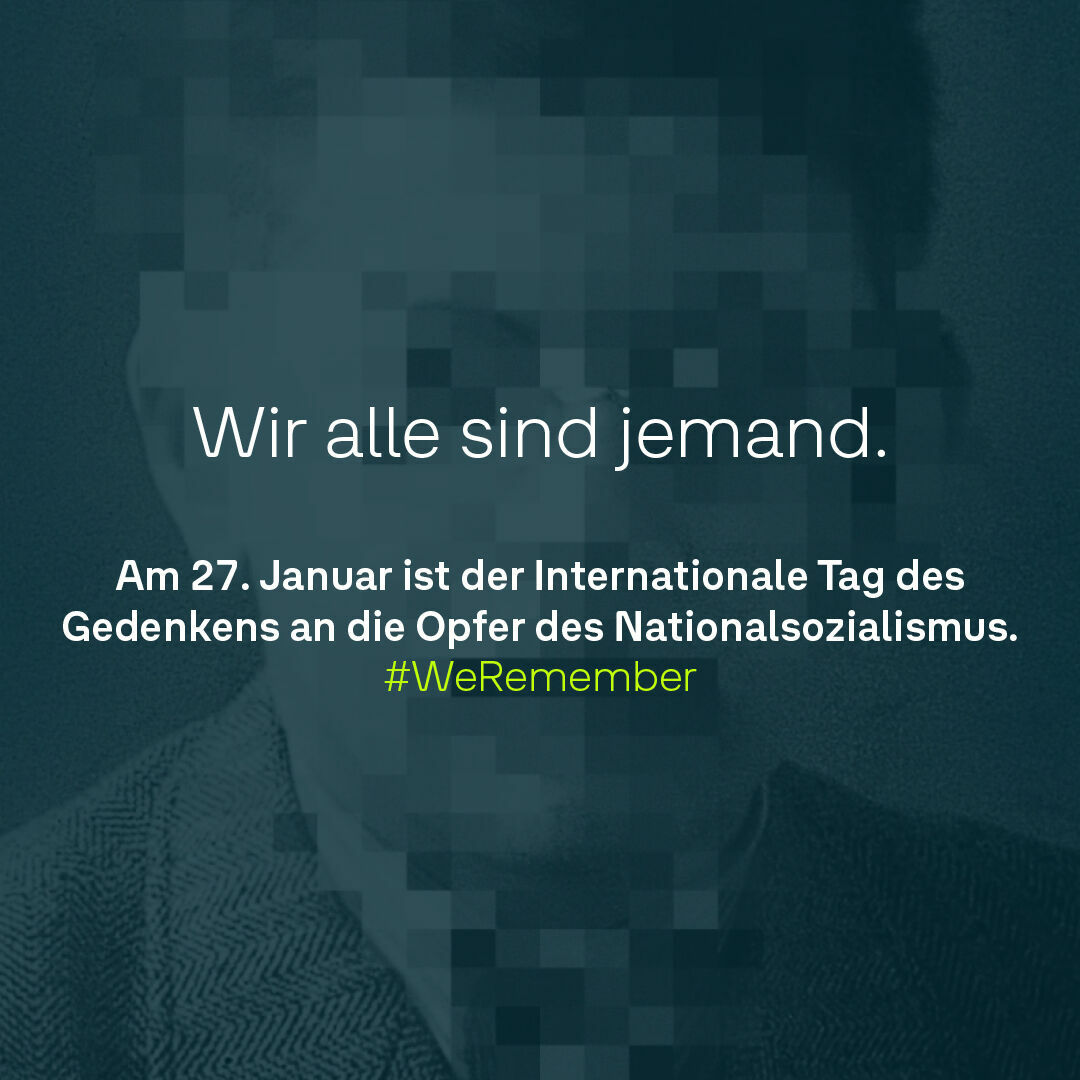 Grafik mit einem unscharfen Bild einer Person im Hintergrund, darauf Text „Wir alle sind jemand. Am 27. Januar ist der Internationale Tag des Gedenkens an die Opfer des Nationalsozialismus. #WeRemember“.