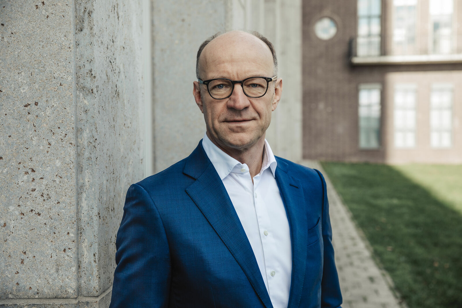 Picture in front of a stone wall of the CFO and COO of the Volkswagen Group